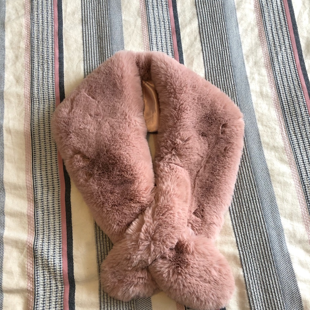 [Windsor] [NWT] ✨ Faux Fur Pink Stole ✨
